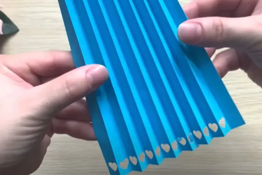 Dùng ghim bấm trái tim từng lớp.