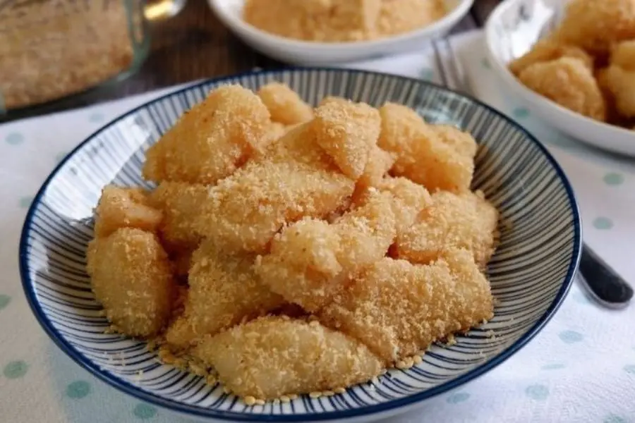 Bánh bột nếp lăn mè đường đặc sản Trung Hoa.