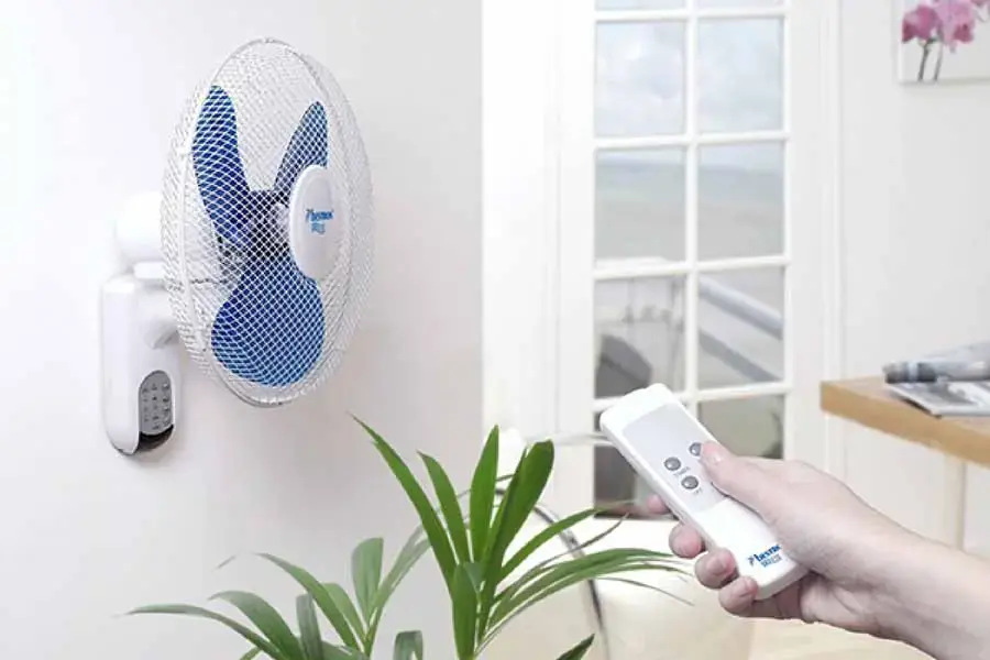 Quạt có khả năng điều hướng luồng không khí, từ đó đẩy mùi hôi trong phòng ra ngoài. (Nguồn: Dienmaycholon)