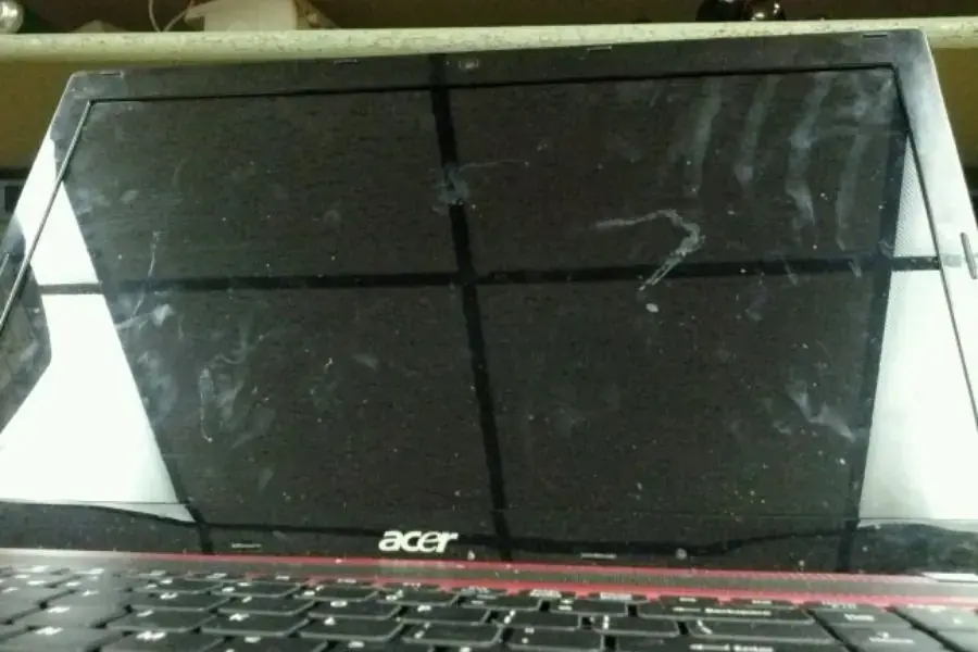 Màn hình laptop không được thường xuyên vệ sinh làm mất thẩm mỹ, ảnh hưởng tầm nhìn. 