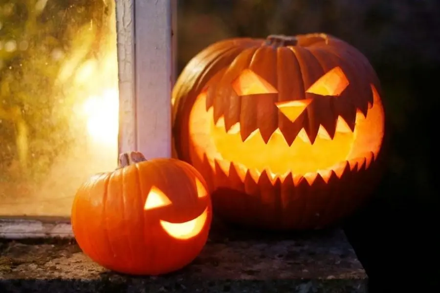 Bí ngô Halloween có thể biến tấu từ đáng sợ thành ngộ nghĩnh nên mới được nhiều người lựa chọn trang trí trong ngày Lễ hội hóa trang.