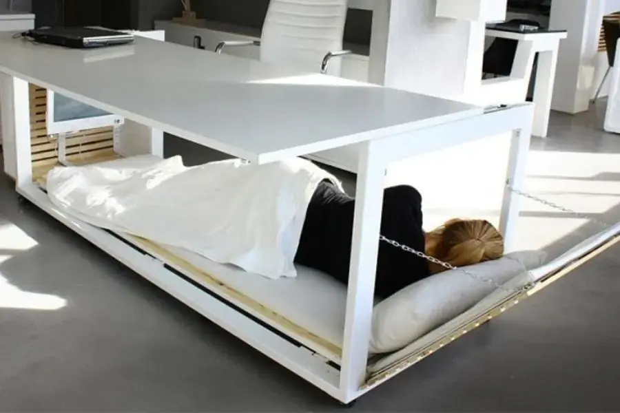 Tư thế ngủ trưa văn phòng tốt là nằm thoải mái và duỗi thẳng chân tay