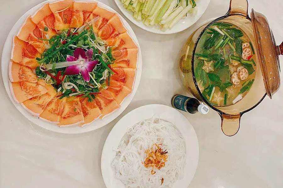 Thịt cá hô tươi, thái mỏng nhúng với mẻ sẽ có hương vị chua ngọt, cực kỳ đậm đà và hấp dẫn.