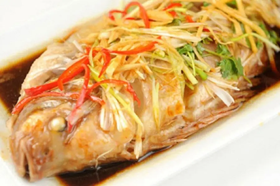 Cá diêu hồng hấp nước tương có vị nồng từ gừng, nước tương đậm vị.