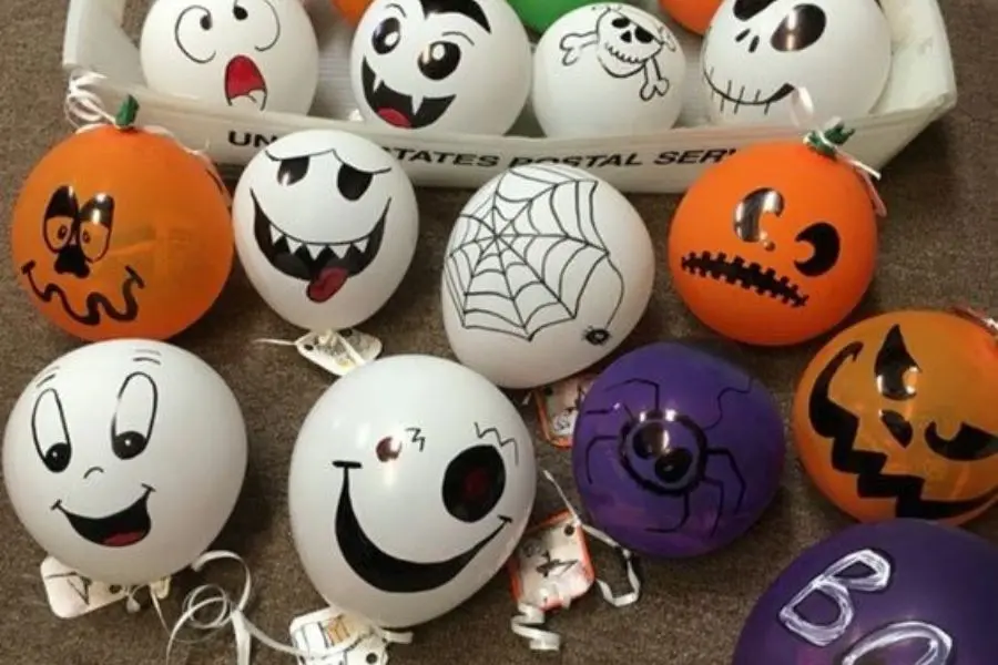 Trang trí Halloween cho lớp học bằng bong bóng ma.