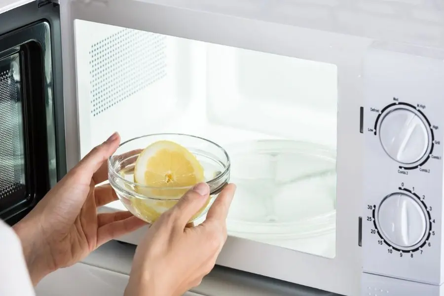 Vệ sinh lò vi sóng với nước rửa chén và chanh tươi
