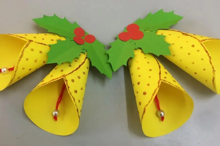 Chuông Noel được làm bằng giấy màu cứng với những nét chấm đen.