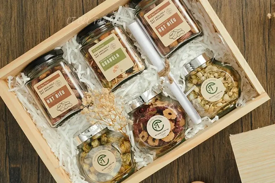 Hộp trà, bánh và đặc sản đóng gói đẹp là món quà lịch sự, phù hợp dành tặng sếp.