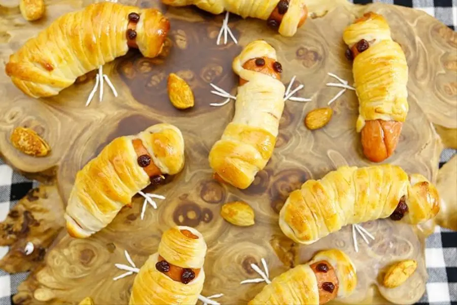Bánh mì xác ướp có hình dạng như que, những vòng dây màu da thú vị.