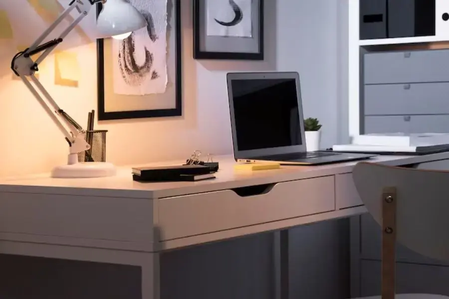 Bàn làm việc tối giản nhỏ gọn được thiết kế kèm ngăn kéo tiện lợi