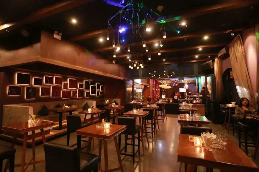 Với phong cách lounge hệ thống đèn cần kết hợp để mang lại không gian ấm cúng