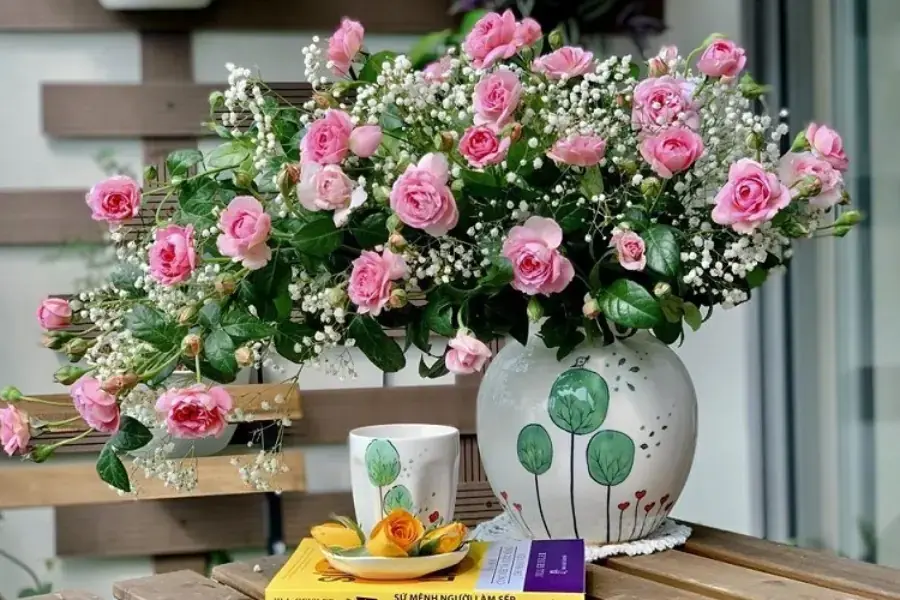 Cắm hoa hồng kiểu vươn dài
