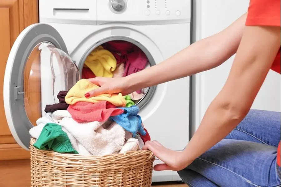 Lồng giặt bị dịch chuyển sẽ làm công tắc bị hở mạch và gây ra cảnh báo lỗi.