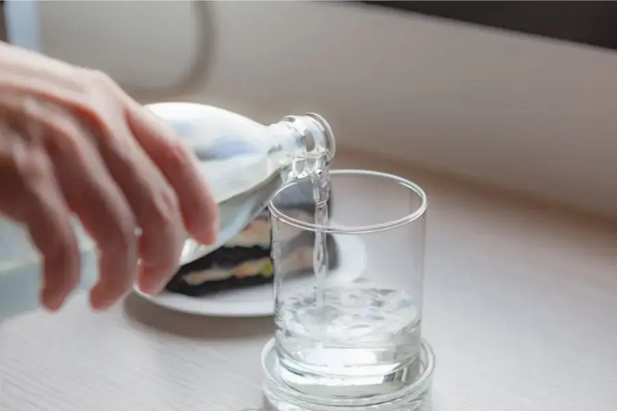 Cần bổ sung 1,5l nước mỗi ngày