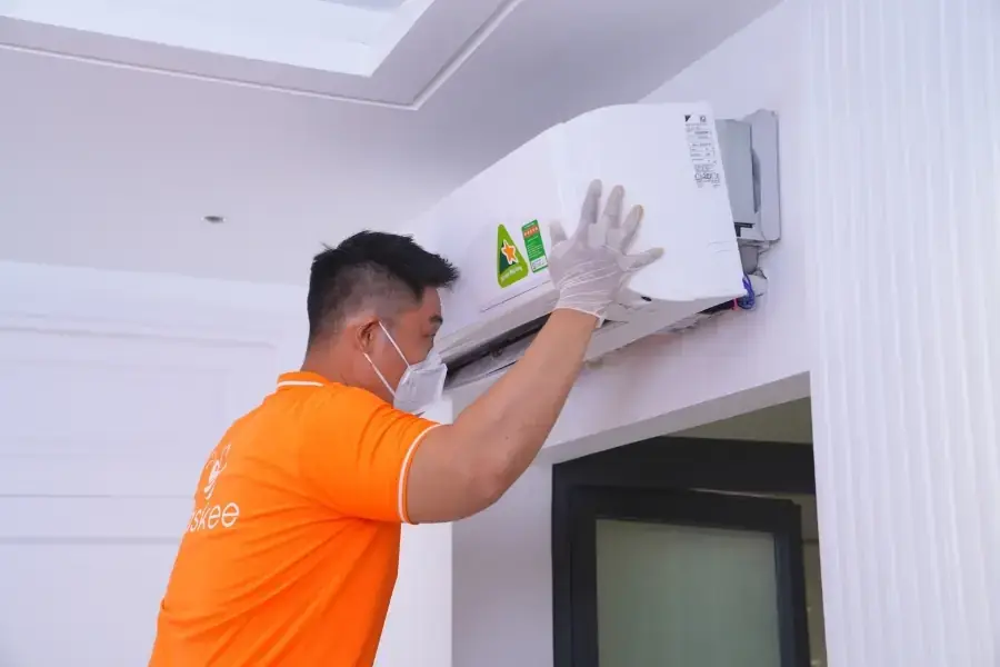 Nhân viên đưa các bộ phận của máy lạnh về vị trí ban đầu.