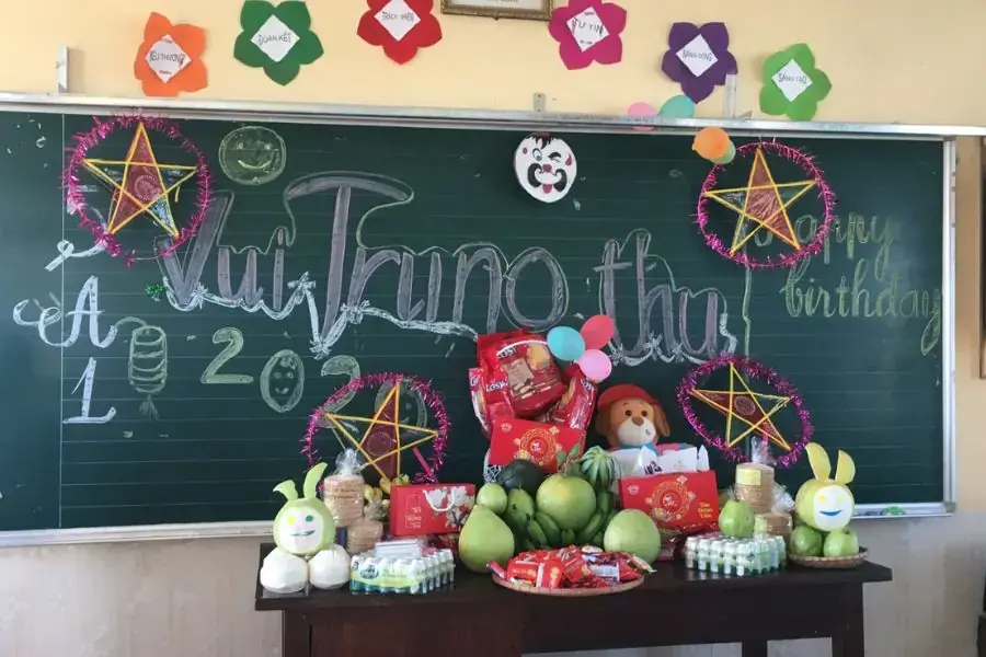 Trang trí Trung thu cho lớp học bằng mâm ngũ quả và họa tiết vẽ bảng.