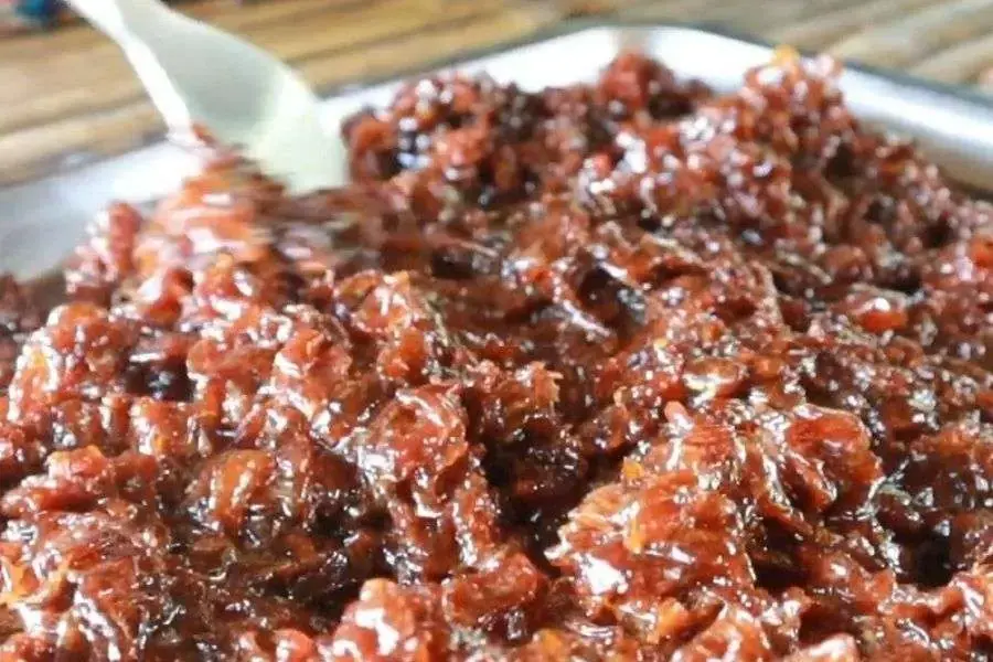 Phơi mứt ra nắng đến khi khô lại.