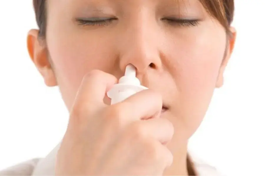Sử dụng thuốc xịt mũi để hạn chế nghẹt mũi, khô mũi (Hình ảnh: Imagenavi)
