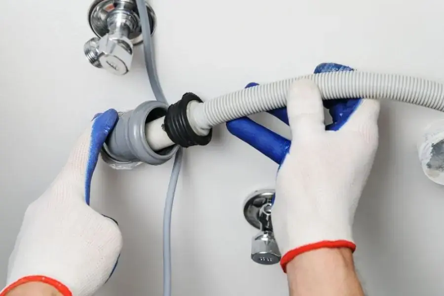 Kiểm tra đường ống dẫn nước có bị kẹt do vật thể hay không.