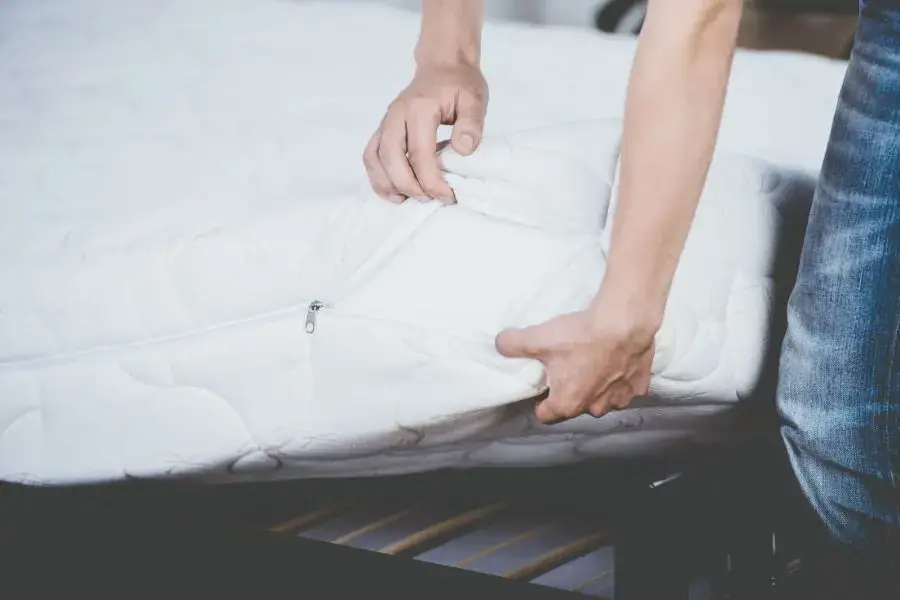 Lý giải tại sao nằm nệm bị đau lưng? Nệm quá cứng gây nên sự đau mỏi khi sử dụng