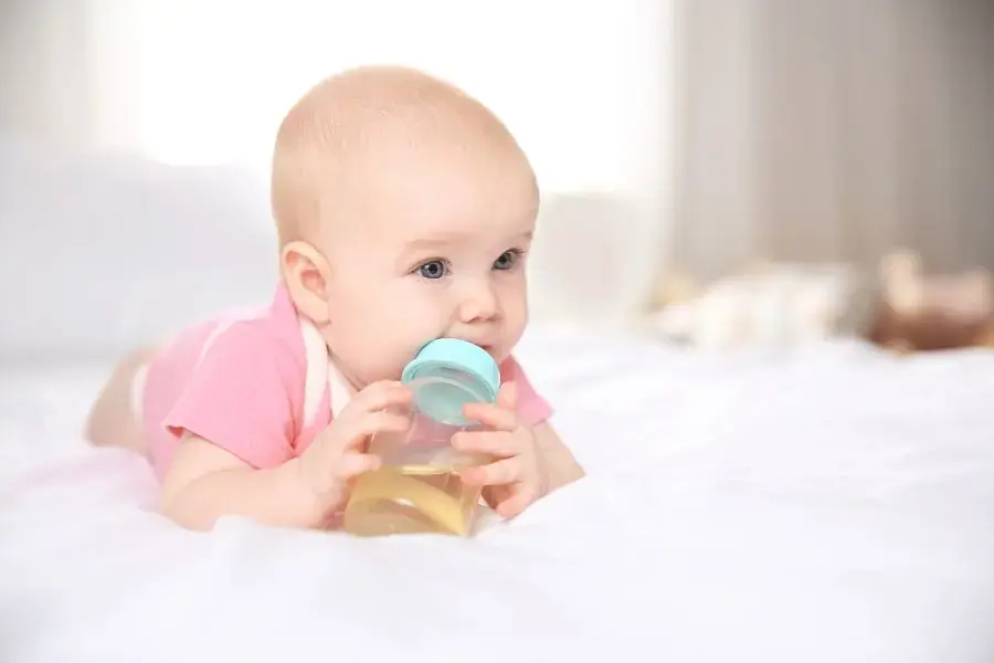 Luôn cung cấp đủ nước cho bé khi ở phòng máy lạnh 