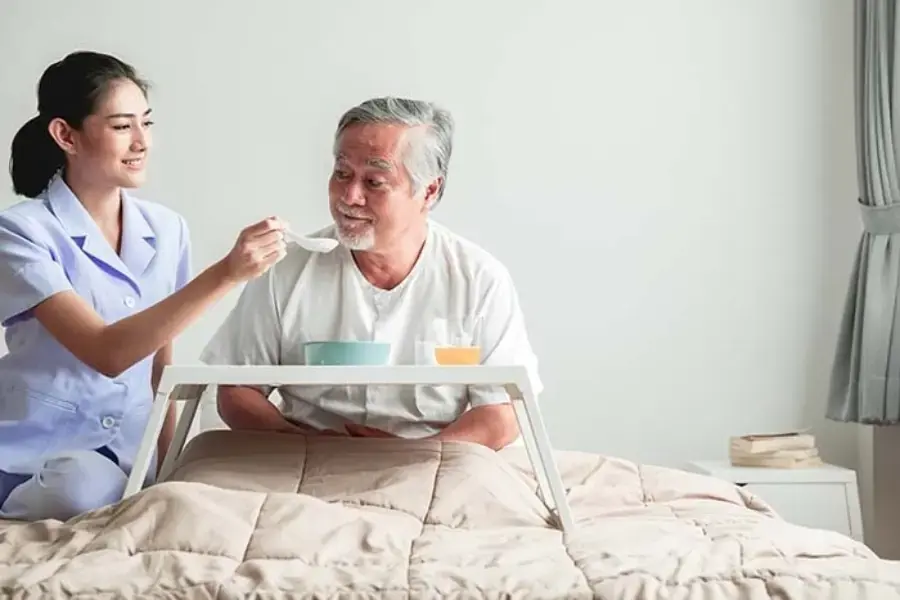 Dịch vụ chăm sóc sức khoẻ người già tại nhà (Hình ảnh: Gvietzone)