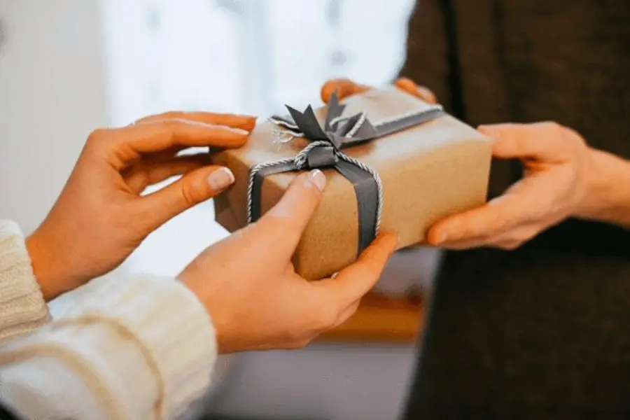 Món quà anh trai tặng cho em gái vào đêm mùa đông lạnh lẽo cho thấy sự yêu thương lẫn nhau của những đứa trẻ.