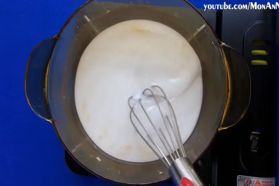 Nấu hỗn hợp bột sắn dây.