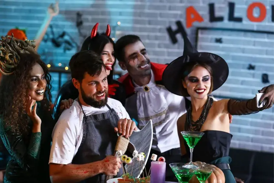 Vào dịp Halloween, có rất nhiều địa điểm trang trí tại nhiều nơi để bạn có thể tham quan và chụp ảnh check - in.