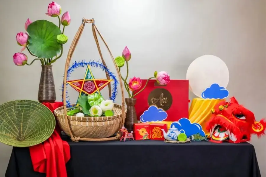 Bàn Trung thu nổi bật với hoa, bánh và phụ kiện.