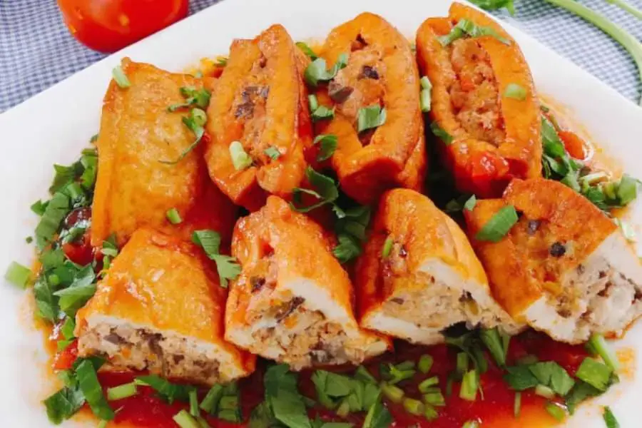 Vừa “đậu” của thịt nhồi đậu lại vừa “đỏ” trong sắc đỏ của cà chua
