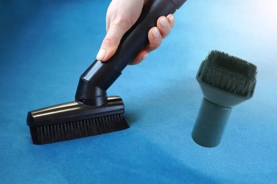 Sử dụng máy hút bụi kèm bàn chải để loại bỏ bụi bẩn hiệu quả