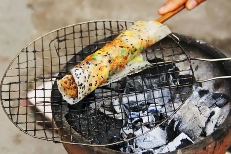 Nướng bánh tráng mắm ruốc trên bếp than