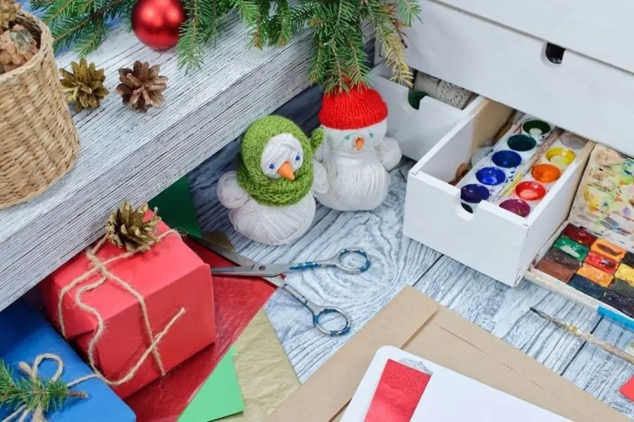 Tận dụng các món đồ handmade là cách sáng tạo để trang trí phòng khách dịp Noel.