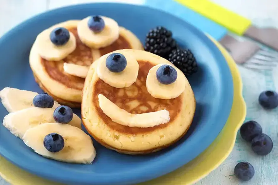Bánh pancake ăn kèm trái cây và một chút phô mai