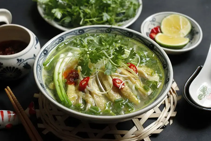 Món phở gà thơm ngon, giàu protein cho bé ăn sáng