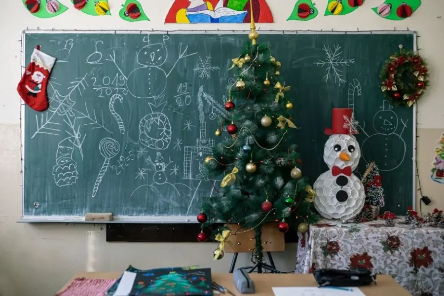 Sự hòa quyện của màu sắc và hình ảnh tạo nên trang trí Noel tuyệt vời cho trẻ nhỏ.