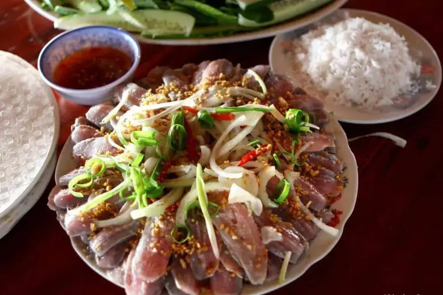 Gỏi cá sống cuốn bánh tráng đa vị kết hợp hài hòa, khó có thể chối từ