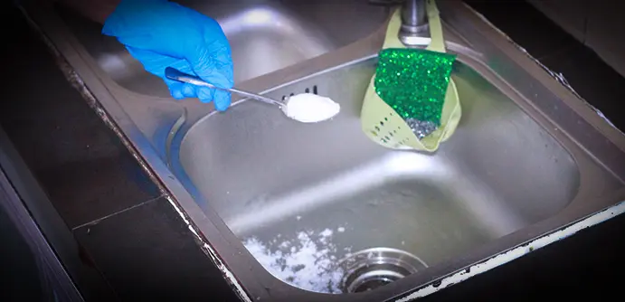 Mẹo vặt dùng bột bakingsoda làm sạch bồn rửa chén