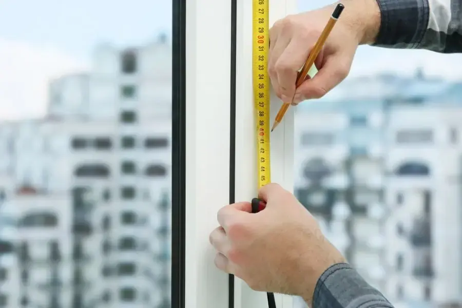 Dùng thước đo các thông số của cửa sổ và đánh dấu bằng bút chì