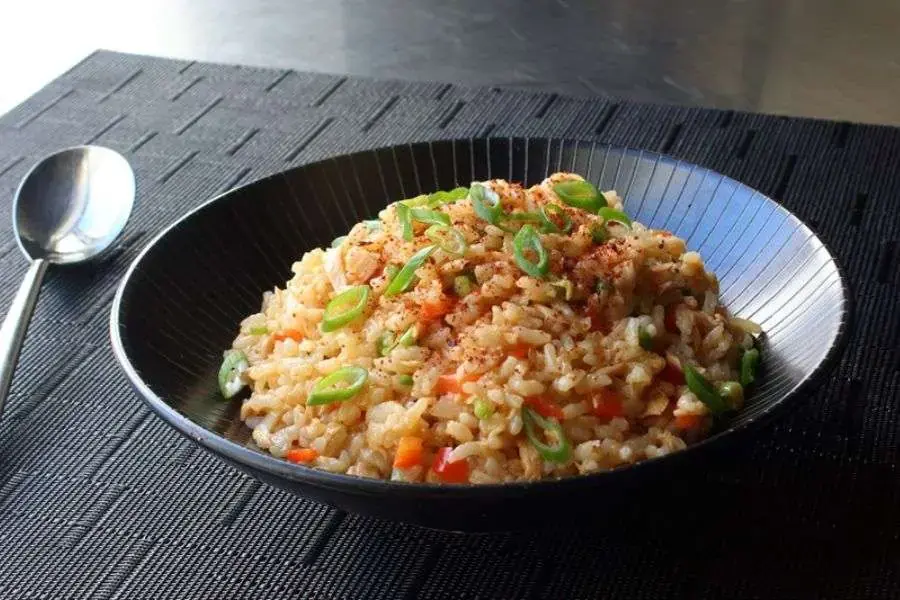 Cá hộp trộn cơm là món ăn phổ biến với cách làm đơn giản.
