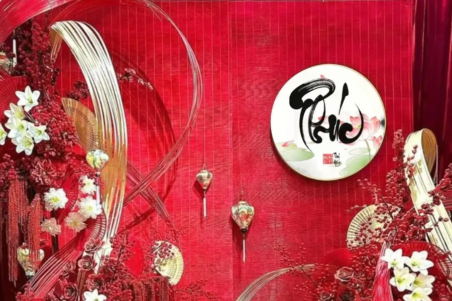 Trang trí với chữ Phúc trên nền đỏ.