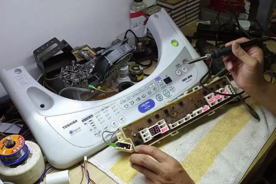 Máy giặt Toshiba báo lỗi E95 do bảng điều khiển bo mạch gặp vấn đề hư hỏng.