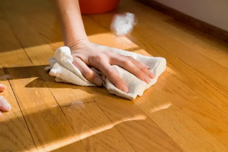 Thường xuyên vệ sinh sàn gỗ để nâng cao tuổi thọ sử dụng
