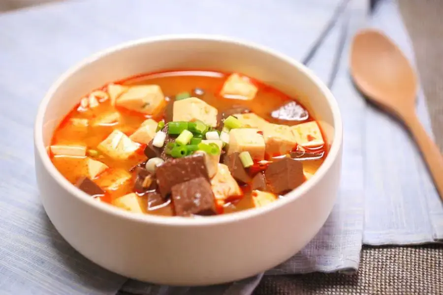 Đậu phụ kết hợp với ngao và cà chua tạo nên một món ăn lạ miệng và thanh mát