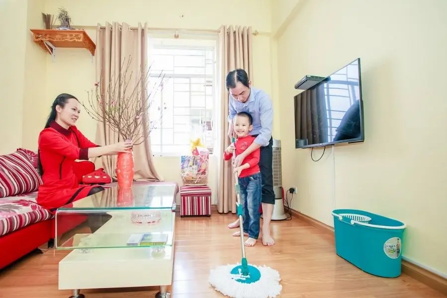 gia đình dọn dẹp nhà cửa đón tết