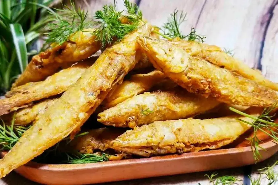 Món cá trích chiên giòn rụm thích hợp để ăn nhậu