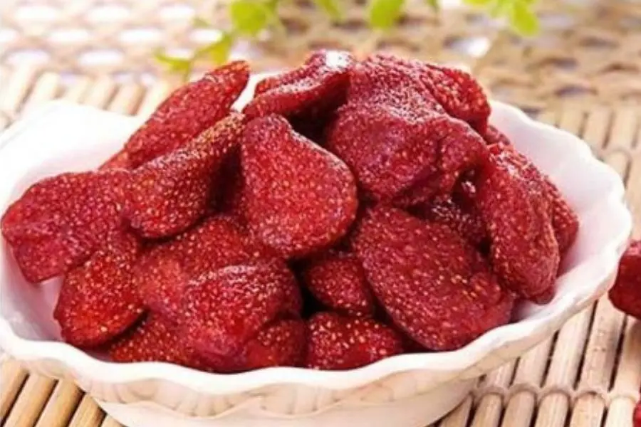 Mứt dâu tây ngọt dịu, có màu đỏ đẹp được nhiều người ưa chuộng vào dịp Tết.
