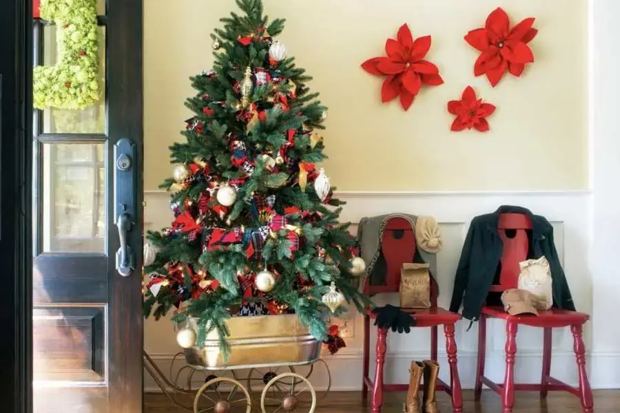 Mẫu trang trí Noel cho khu vực lối đi với cây thông mini cùng các phụ kiện đi kèm mang phong cách vintage. 