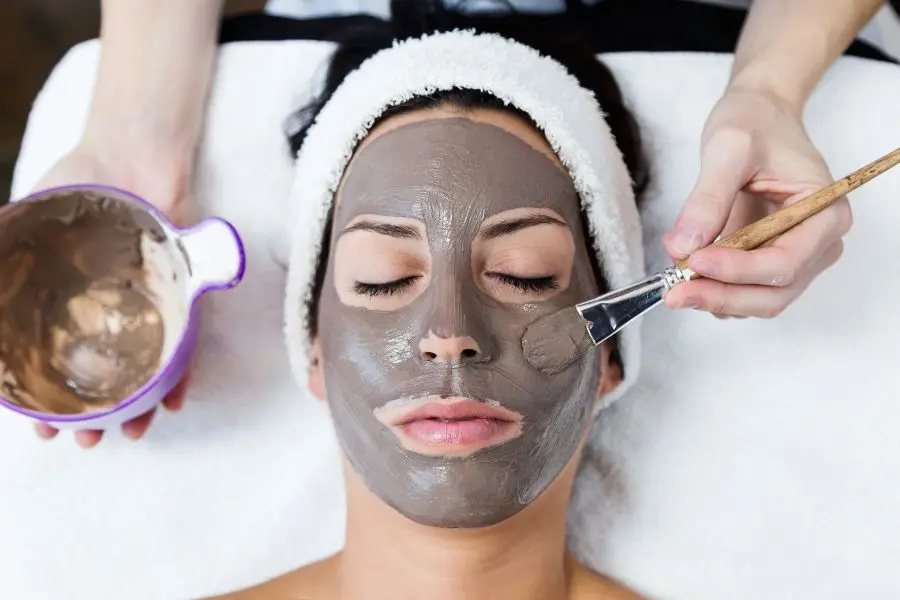 Mặt nạ giấy, mặt nạ dạng bọt, mặt nạ làm từ thiên thiên,... là các loại mặt nạ bạn cần rửa mặt sau khi đắp.